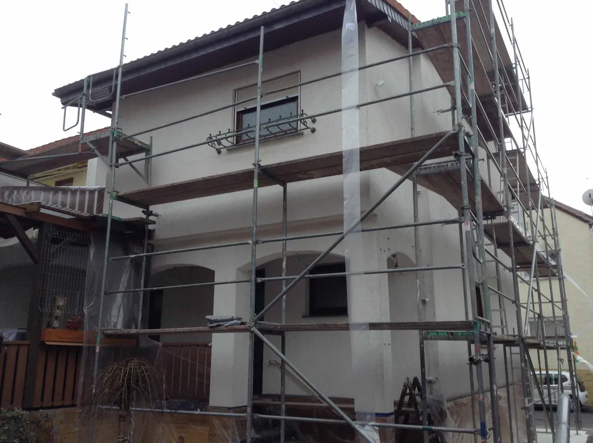 Frisch verputzte und gestrichene Hausfassade, ausgeführt von Bauer Malermeister