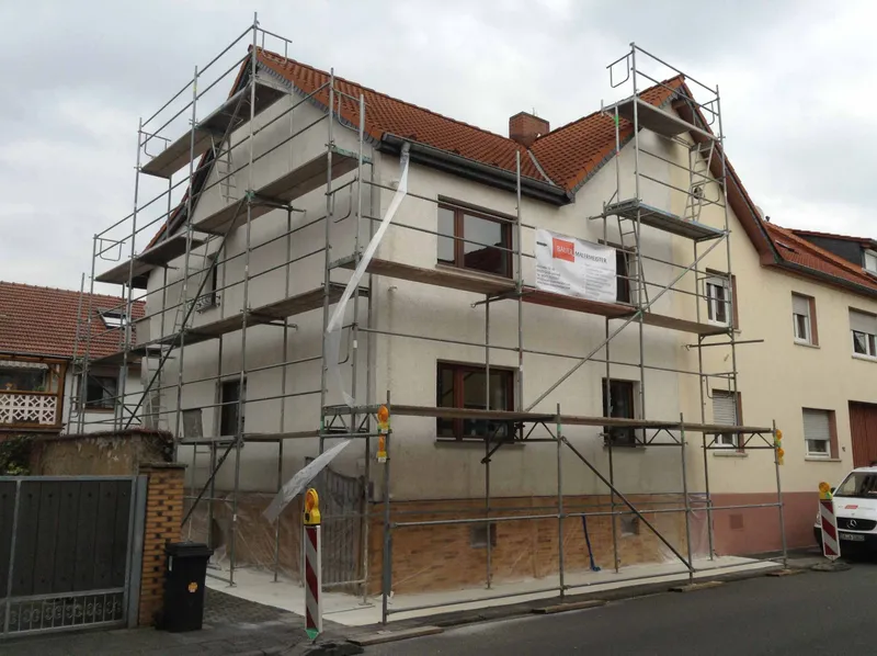 Einfamilienhaus mit Gerüst während der Fassadensanierung