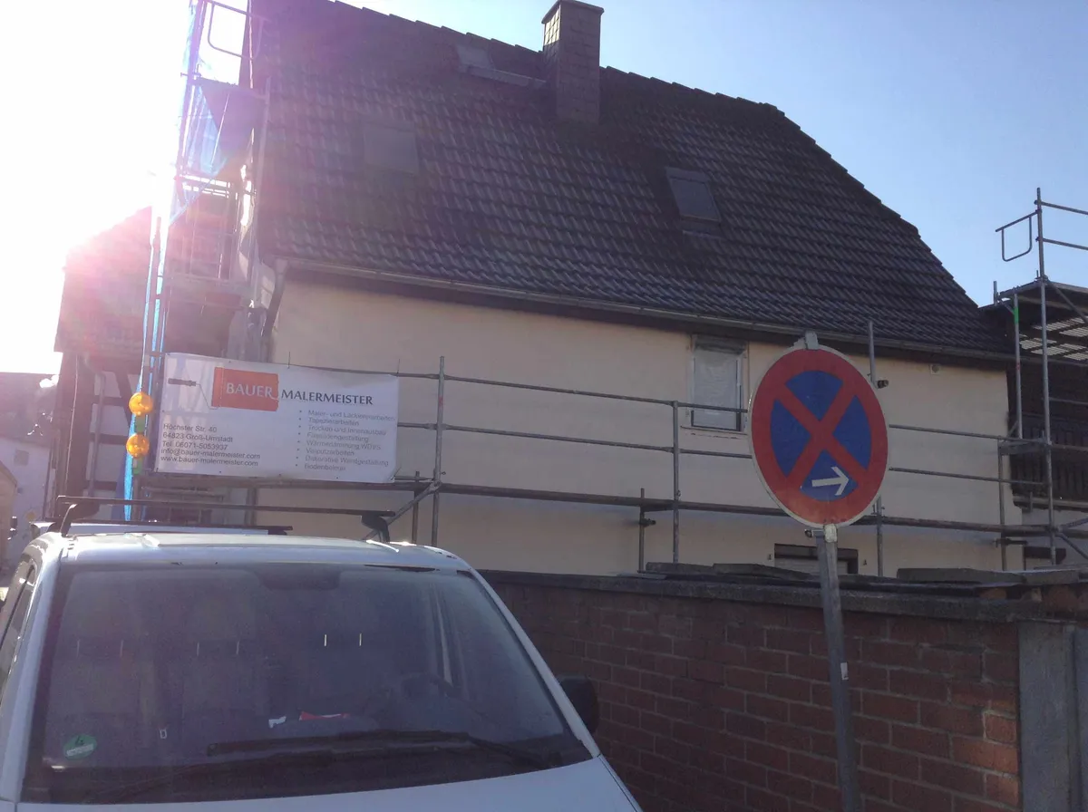 Fassade mit Wärmedämmung und frischem Anstrich, Baustellenbanner von Bauer Malermeister