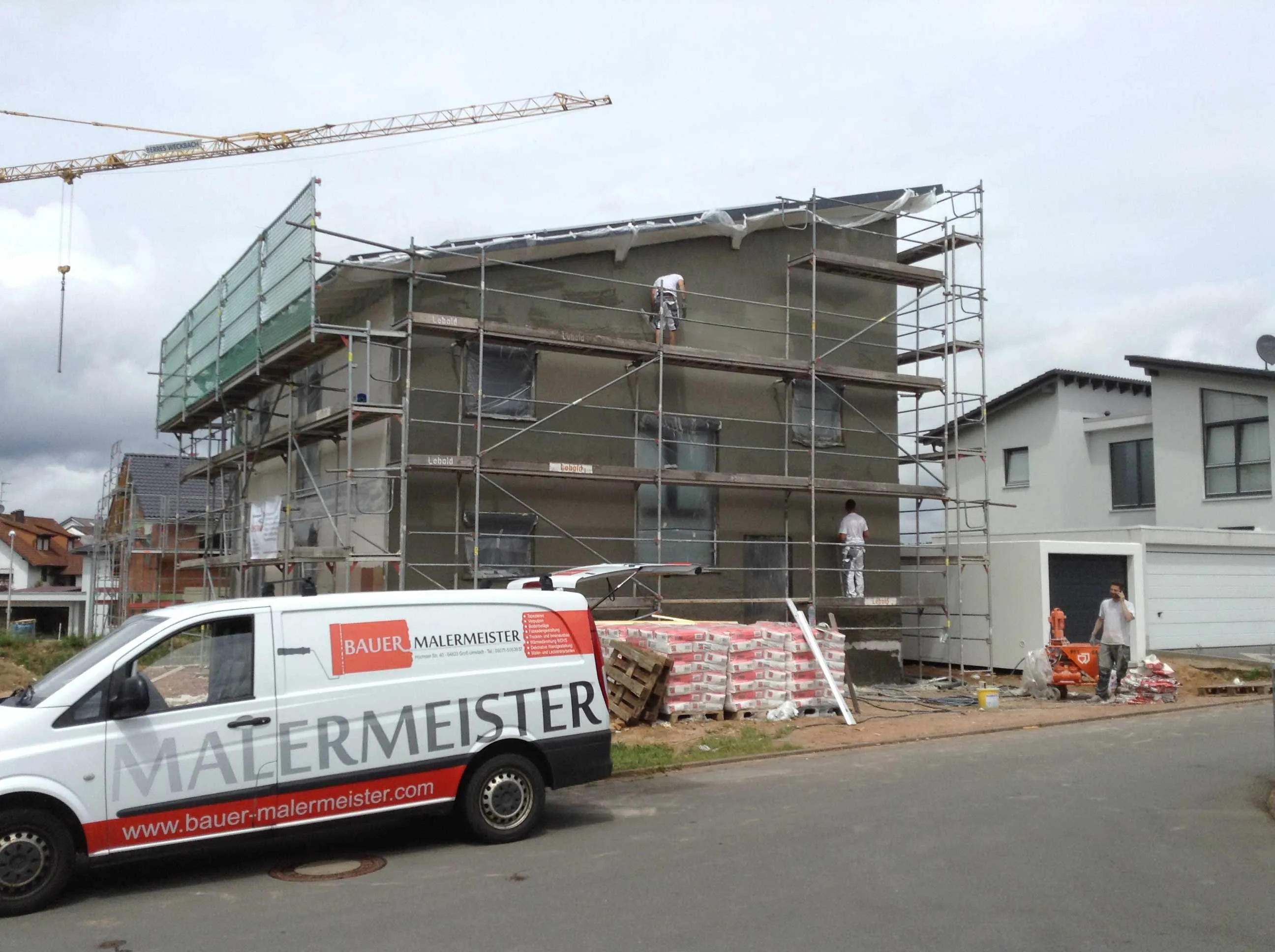 Team von Bauer Malermeister verputzt eine Fassade mit Wärmedämmung